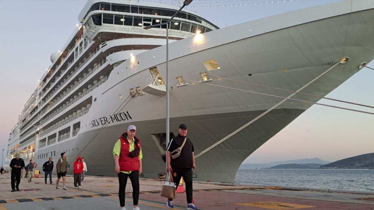 Aydın, Kuşadası’na yılın son kruvaziyeri geldi