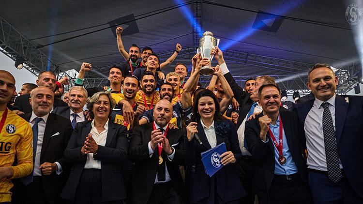Trendyol 1. Lig’e yükselen Sarıyer, şampiyonluk kupasını aldı!