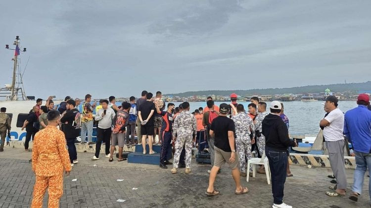 Filipinler’de 359 kişiyi taşıyan feribot battı: 8 meyyit